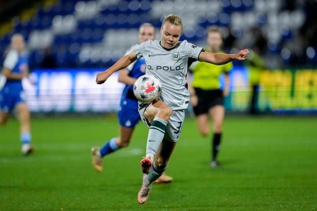 Anny Kerim-Lindland (Wolfsburg, 35), am Ball, Freisteller, Ganzkörper, Einzelbild, Einzelfoto, Aktion, Action, 18.09.2026, Sinsheim (Hoffenheim) (Deutschland), Fussball, Google Pixel Frauen-Bundesliga, TSG 1899 Hoffenheim - VfL Wolfsburg, DFB DFL REGULATIONS PROHIBIT ANY USE OF PHOTOGRAPHS AS IMAGE SEQUENCES AND OR QUASI-VIDEO.