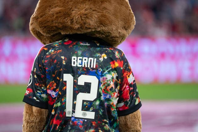 GER, Bayern, Muenchen, Fussball, FC Bayern Muenchen - 1. FC Union Berlin, in der Allianz Arena, Muenchen, Bundesliga, 4. Spieltag, 18.09.26, v.l. Berni (FC Bayern Muenchen, Maskottchen, 12) im Wiesn Trikot von Hinten DFL DFB regulations prohibit any use of photographs as image sequences and or quasi-video, Copyright: HMB-Media MichaelxNibel