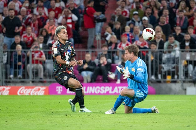 GER, Bayern, Muenchen, Fussball, FC Bayern Muenchen - 1. FC Union Berlin, in der Allianz Arena, Muenchen, Bundesliga, 4. Spieltag, 18.09.26, v.l. Luis Diaz (FC Bayern Muenchen, 14), Frederik Ronnnow (1. FC Union Berlin, 1), Lupfer ueber den Torwart DFL DFB regulations prohibit any use of photographs as image sequences and or quasi-video, Copyright: HMB-Media MichaelxNibel