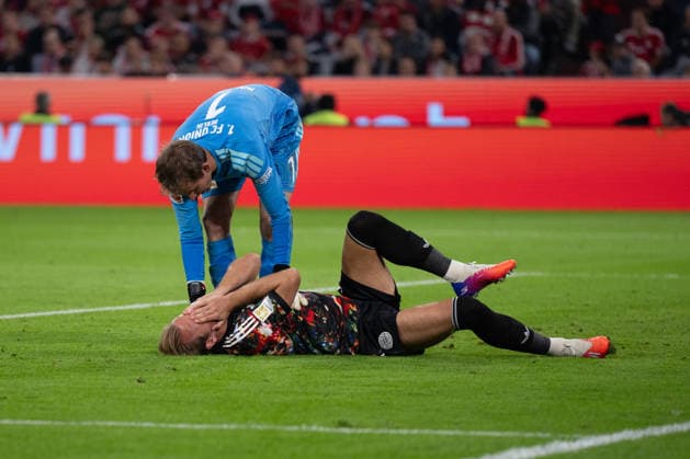 GER, Bayern, Muenchen, Fussball, FC Bayern Muenchen - 1. FC Union Berlin, in der Allianz Arena, Muenchen, Bundesliga, 4. Spieltag, 18.09.26, v.l. Frederik Ronnnow (1. FC Union Berlin, 1), Harry Kane (FC Bayern Muenchen, 9), Rueckenschmerzen, am Boden, verletzung DFL DFB regulations prohibit any use of photographs as image sequences and or quasi-video, Copyright: HMB-Media MichaelxNibel
