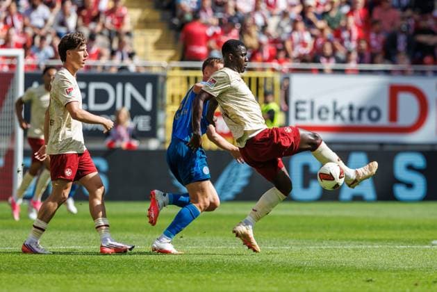 Maxwell Gyamfi (1.FC Kaiserslautern) im Zweikampf mit Jan Urbich (Eintracht Braunschweig), Aktion Action 1.FC Kaiserslautern vs Eintracht Braunschweig, Fussball, 2. Bundesliga, 6. Spieltag, Saison 2026 2027, 19.09.2026 1.FC Kaiserslautern vs Eintracht Braunschweig, Fussball, 2. Bundesliga, 6. Spieltag, Saison 2026 2027, 19.09.2026 Copyright: xEibnerxPressefotox EP_ANS