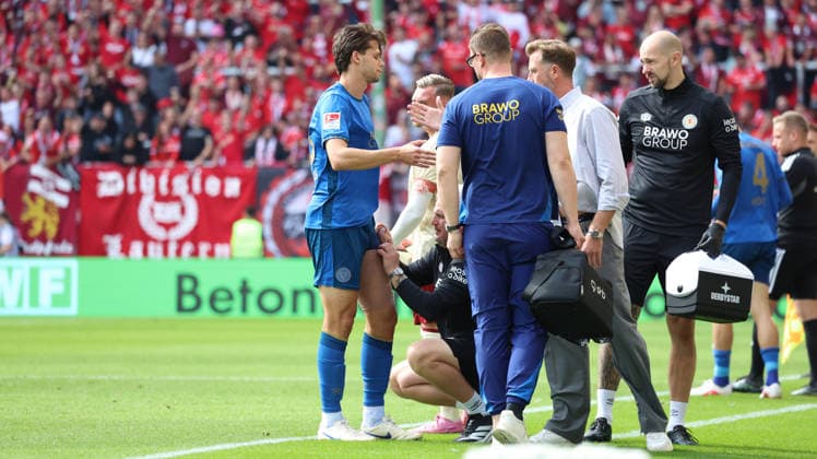 19.09.2026, xrekx, Fussball 2.Bundesliga, 1.FC Kaiserslautern - Eintracht Braunschweig v.l. Isidoros Koutsidis (Eintracht Braunschweig) verletzt, Verletzung, Schmerz, Schmerzen, injured, injury, pain, pains Lars Kornetka Trainer (Eintracht Braunschweig) (DFL DFB REGULATIONS PROHIBIT ANY USE OF PHOTOGRAPHS as IMAGE SEQUENCES and or QUASI-VIDEO) Kaiserslautern