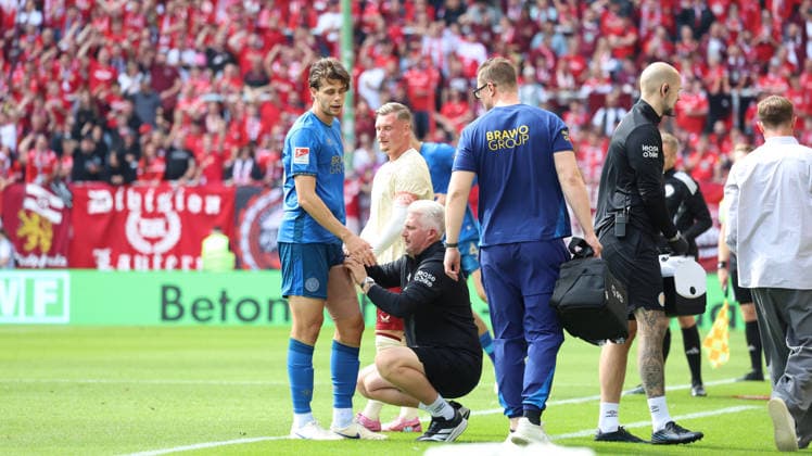 19.09.2026, xrekx, Fussball 2.Bundesliga, 1.FC Kaiserslautern - Eintracht Braunschweig v.l. Isidoros Koutsidis (Eintracht Braunschweig) verletzt, Verletzung, Schmerz, Schmerzen, injured, injury, pain, pains (DFL DFB REGULATIONS PROHIBIT ANY USE OF PHOTOGRAPHS as IMAGE SEQUENCES and or QUASI-VIDEO) Kaiserslautern