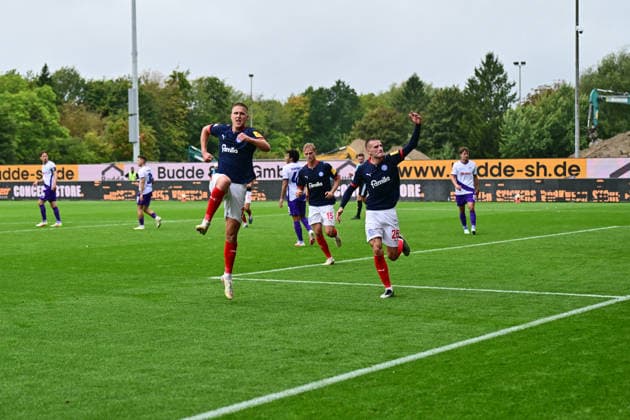 19.09.2026, Fußball, Herren, 2.BL (Bundesliga), Saison 2026 2027, Holstein Kiel - VfL Osnabrück, 6. Spieltag, KSV, Holstein-Stadion Phil Harres trifft zum 1:0 und Holstein Kiel jubelt, nachdem Gyan de Regt den Elfmeter raus geholt hat Kiel, Holstein-Stadion Holstein-Stadion Schleswig-Holstein Deutschland