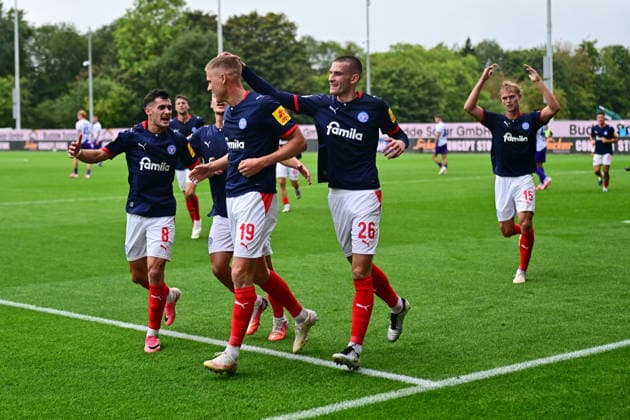 19.09.2026, Fußball, Herren, 2.BL (Bundesliga), Saison 2026 2027, Holstein Kiel - VfL Osnabrück, 6. Spieltag, KSV, Holstein-Stadion Phil Harres trifft zum 1:0 und Holstein Kiel jubelt, nachdem Gyan de Regt den Elfmeter raus geholt hat Kiel, Holstein-Stadion Holstein-Stadion Schleswig-Holstein Deutschland
