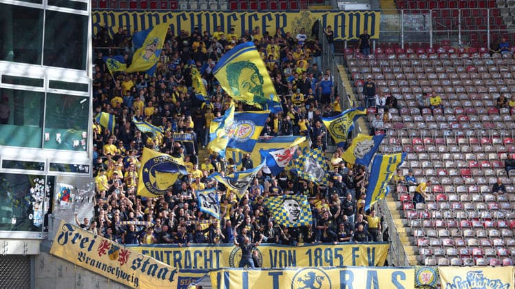 19.09.2026, xrekx, Fussball 2.Bundesliga, 1.FC Kaiserslautern - Eintracht Braunschweig v.l. Braunschweig Fans ,Stimmung, Schals, Ultras, Zuschauer, Besucher, Choreo, Choreografie, atmosphere, scarves, spectators, visitors (DFL DFB REGULATIONS PROHIBIT ANY USE OF PHOTOGRAPHS as IMAGE SEQUENCES and or QUASI-VIDEO) Kaiserslautern