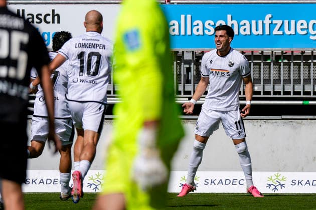 v.li.: Felix Lohkemper (SVS, 10), Torschütze Mert Tasdelen (SVS, 11), Spieler vom SV Sandhausen (SVS), jubeln über das Tor zum 1:0, Jubel, Torjubel, Torerfolg, celebrate the goal, goal, celebration, jubelt ueber das Tor, Freuen, Freude, freut sich, optimistisch, positiv, Spielszene, Highlight, Action, Aktion, 19.09.2026, Sandhausen (Deutschland), Fussball, Regionalliga Südwest, SV Sandhausen - SSV Ulm 1846
