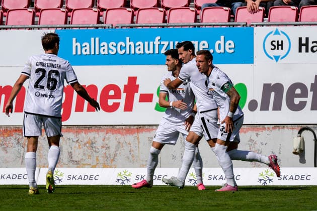 v.li.: Max Christiansen (SVS, 26), Torschütze Mert Tasdelen (SVS, 11), Lukas Mazagg (SVS, 21), Marco Kehl-Gomez (SVS, 33, Kapitän), Spieler vom SV Sandhausen (SVS), jubeln über das Tor zum 1:0, Jubel, Torjubel, Torerfolg, celebrate the goal, goal, celebration, jubelt ueber das Tor, Freuen, Freude, freut sich, optimistisch, positiv, Spielszene, Highlight, Action, Aktion, 19.09.2026, Sandhausen (Deutschland), Fussball, Regionalliga Südwest, SV Sandhausen - SSV Ulm 1846