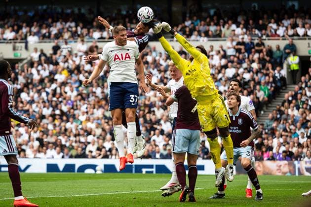 Tyrone Mings of Aston Villa heads the ball over Micky van de Ven of Tottenham Hotspur and Zion Suzuki of Aston Villa Tottenham Hotspur v Aston Villa, Premier League, Football, Tottenham Hotspur Stadium, London, UK - 19 Sep 2026London Tottenham Hotspur Stadium United Kingdom EDITORIAL USE ONLY No use with unauthorised audio, video, data, fixture lists, club league logos or live services. Online in-match use limited to 120 images, no video emulation. No use in betting, games or single club league player publications. Copyright: xShutterstockx 17158460h