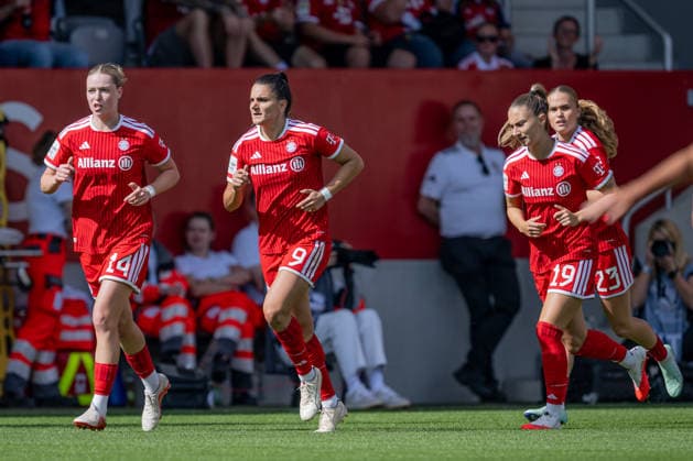 Jovana Damnjanovic (FC Bayern Muenchen Frauen, 09) nach ihrem Tor zum 1:0, links daneben Alara Sehitler (FC Bayern Muenchen Frauen, 14), rechts Katharina Naschenweng (FC Bayern Muenchen Frauen, 19) GER, FC Bayern Muenchen Frauen vs. 1. FC Koeln, Fussball, Google Pixel Frauen-Bundesliga, 5. Spieltag, Saison 2026 2027, 19.09.2026 (DFL DFB REGULATIONS PROHIBIT ANY USE OF PHOTOGRAPHS as IMAGE SEQUENCES and or QUASI-VIDEO). Foto: HMB Media Heike Feiner Copyright: HMBxMedia HeikexFeiner