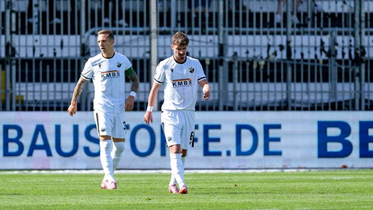 v.li.: Marco Kehl-Gomez (SVS, 33, Kapitän), Niklas Tarnat (SVS, 6), Spieler vom SV Sandhausen (SVS), enttäuscht schauend, Enttäuschung, Frustration, disappointed, pessimistisch, nach dem Gegentor zum 1:1, Action, Aktion, Spielszene, 19.09.2026, Sandhausen (Deutschland), Fussball, Regionalliga Südwest, SV Sandhausen - SSV Ulm 1846