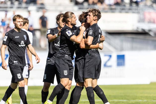 SV Sandhausen vs. SSV Ulm 1846 Fußball, Fussball, Regionalliga Südwest, 8. Spieltag, Stadion am Hardtwald Sandhausen 19.09.26 Torjubel Jubel Freude nach Treffer Tor Torschuss zum 1:1 durch Masaaki Takahara (SSV Ulm 1846 Fußball, 23) v.l. Leander Nicolas Popp (SSV Ulm 1846 Fussball, 33), Dennis Chessa (SSV Ulm 1846 Fußball, 11), Masaaki Takahara (SSV Ulm 1846 Fußball, 23), Benjamin Goller (SSV Ulm 1846 Fußball, 07) SV Sandhausen vs. SSV Ulm 1846 Fußball, Fussball, Regionalliga Südwest, 8. Spieltag, Stadion am Hardtwald Sandhausen 19.09.26 Foto: Lucca Fundel Sandhausen Stadion am Hardtwald Baden-Württemberg Deutschland