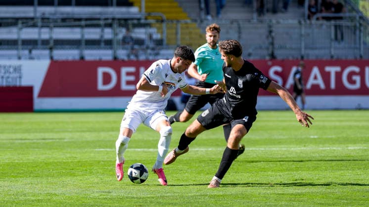 v.li.: Mert Tasdelen (SVS, 11), Daniel Hülsenbusch (Ulm, 4), Zweikampf, Spielszene, Duell, duel, tackle, tackling, Dynamik, Action, Aktion, 19.09.2026, Sandhausen (Deutschland), Fussball, Regionalliga Südwest, SV Sandhausen - SSV Ulm 1846