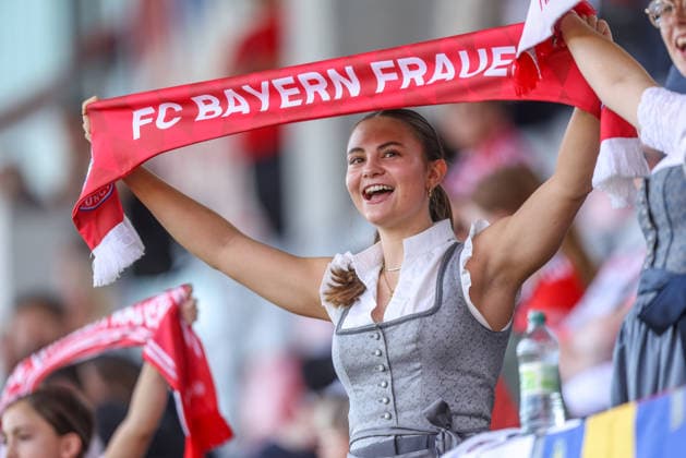 GER, München, FC Bayern München vs FC Köln, Google Pixel Frauen Bundesliga, Fussball, DFB, Spielzeit 2026 2027, FC Bayern Campus, 5. Spieltag im Bild: Fan FC Bayern München Frauen, in Tracht passend zur Wiesn und Oktoberfest DFB DFL REGULATIONS PROHIBIT ANY USE OF PHOTOGRAPHS AS IMAGE SEQUENCES AND OR QUASI-VIDEO, 19.09.2026 Copyright: HMBxMedia HendrikxHamelau