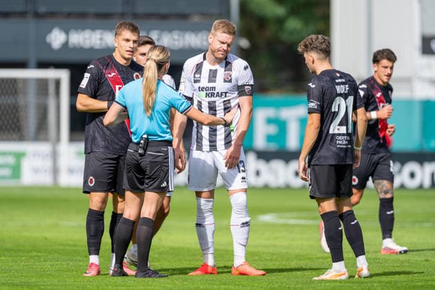 David Otto (Viktoria Köln, 10) und Lars Lokotsch (FC Ingolstadt 04, 13) beim Gespraech mit Fabienne Michel (Schiedsrichterin) nach der gelben Karte, Lucas Wolf (Viktoria Köln, 21) FC Viktoria Köln vs. FC Ingolstadt 04, Fussball, 3.Liga, 7.Spieltag, Saison 2026 27, 19.09.2026, DFL REGULATIONS PROHIBIT ANY USE OF PHOTOGRAPHS AS IMAGE SEQUENCES AND OR QUASI-VIDEO, FC Viktoria Köln vs. FC Ingolstadt 04, Fussball, 3.Liga, 7.Spieltag, Saison 2026 27, 19.09.2026 Köln Copyright: xEibner-Pressefoto LukasxBaldygax EP_LBA