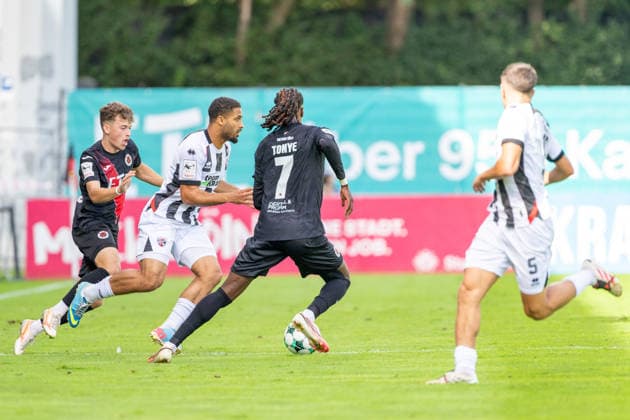 Lucas Wolf (Viktoria Köln, 21) im Zweikampf mit Keanan Bennetts (FC Ingolstadt 04, 18) und Yannick Tonye (Viktoria Köln, 07) FC Viktoria Köln vs. FC Ingolstadt 04, Fussball, 3.Liga, 7.Spieltag, Saison 2026 27, 19.09.2026, DFL REGULATIONS PROHIBIT ANY USE OF PHOTOGRAPHS AS IMAGE SEQUENCES AND OR QUASI-VIDEO, FC Viktoria Köln vs. FC Ingolstadt 04, Fussball, 3.Liga, 7.Spieltag, Saison 2026 27, 19.09.2026 Köln Copyright: xEibner-Pressefoto LukasxBaldygax EP_LBA