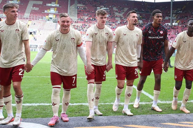19.09.2026, xrekx, Fussball 2.Bundesliga, 1.FC Kaiserslautern - Eintracht Braunschweig v.l. 1.FC Kaiserslautern Mannschaft, Spieler, jubeln nach Spielende, Team, Player, celebrate at the end of the match Mannschaft, Spieler, jubeln nach Spielende, Team, Player, celebrate at the end of the match (DFL DFB REGULATIONS PROHIBIT ANY USE OF PHOTOGRAPHS as IMAGE SEQUENCES and or QUASI-VIDEO) Kaiserslautern