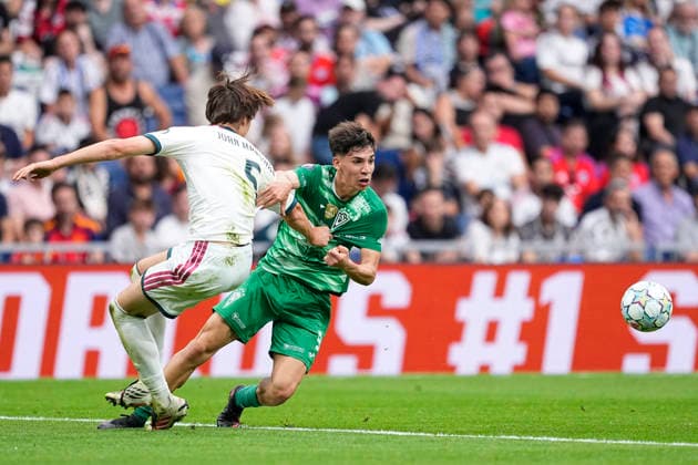 Futbol, Real Madrid vs Santiago Wanderers. Final Intercontinental Sub 20, 2026. El jugador de Santiago Wanderers Christian Silva, centro, disputa el balon con Joan Martinez del Real Madrid durante la final intercontinental realizada en el estadio Santiago Bernabeu de Madrid, Espana. 19 09 2026 AFP7 Photosport Football, Real Madrid vs Santiago Wanderers. 2026 Intercontinental Final. Santiago Wanderers player Christian Silva, center, vies for the ball against Joan Martinez of Real Madrid the 2026 Intercontinental Final at the Santiago Bernabeu in Madrid, Spain. 19 09 2026 AFP7 Photosport Real Madrid vs Santiago Wanderers, final intercontinental sub 20, 2026