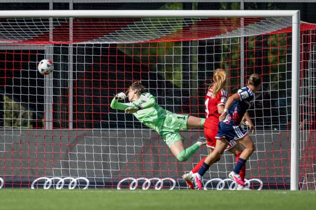Beke Sterner (1. FC Koeln, 37) erzielt hier das Tor zum 3:2 - Anschluss gegen Ena Mahmutovic (Torfrau, FC Bayern Muenchen Frauen, 01) und Glodis Perla Viggosdottir (FC Bayern Muenchen Frauen, 04) GER, FC Bayern Muenchen Frauen vs. 1. FC Koeln, Fussball, Google Pixel Frauen-Bundesliga, 5. Spieltag, Saison 2026 2027, 19.09.2026 (DFL DFB REGULATIONS PROHIBIT ANY USE OF PHOTOGRAPHS as IMAGE SEQUENCES and or QUASI-VIDEO). Foto: HMB Media Heike Feiner Copyright: HMBxMedia HeikexFeiner