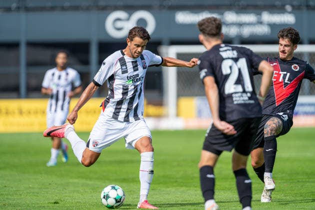 Fredrik Carlsen (FC Ingolstadt 04, 08) mit einem Flankenversuch, Niklas Castelle (Viktoria Köln, 44) springt rein FC Viktoria Köln vs. FC Ingolstadt 04, Fussball, 3.Liga, 7.Spieltag, Saison 2026 27, 19.09.2026, DFL REGULATIONS PROHIBIT ANY USE OF PHOTOGRAPHS AS IMAGE SEQUENCES AND OR QUASI-VIDEO, FC Viktoria Köln vs. FC Ingolstadt 04, Fussball, 3.Liga, 7.Spieltag, Saison 2026 27, 19.09.2026 Köln Copyright: xEibner-Pressefoto LukasxBaldygax EP_LBA