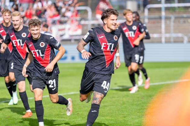 Meiko Sponsel (Viktoria Köln, 19), Lucas Wolf (Viktoria Köln, 21) und Torschuetze zum 1:0 Niklas Castelle (Viktoria Köln, 44) laufen zum jubeln, Torjubel, emotionen FC Viktoria Köln vs. FC Ingolstadt 04, Fussball, 3.Liga, 7.Spieltag, Saison 2026 27, 19.09.2026, DFL REGULATIONS PROHIBIT ANY USE OF PHOTOGRAPHS AS IMAGE SEQUENCES AND OR QUASI-VIDEO, FC Viktoria Köln vs. FC Ingolstadt 04, Fussball, 3.Liga, 7.Spieltag, Saison 2026 27, 19.09.2026 Köln Copyright: xEibner-Pressefoto LukasxBaldygax EP_LBA