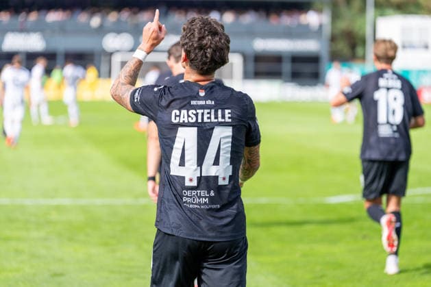 Niklas Castelle (Viktoria Köln, 44) dank zum nach seinem 1:0 Fuehrungstreffer, Torjubel FC Viktoria Köln vs. FC Ingolstadt 04, Fussball, 3.Liga, 7.Spieltag, Saison 2026 27, 19.09.2026, DFL REGULATIONS PROHIBIT ANY USE OF PHOTOGRAPHS AS IMAGE SEQUENCES AND OR QUASI-VIDEO, FC Viktoria Köln vs. FC Ingolstadt 04, Fussball, 3.Liga, 7.Spieltag, Saison 2026 27, 19.09.2026 Köln Copyright: xEibner-Pressefoto LukasxBaldygax EP_LBA