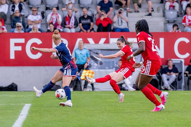 Laura Vogt (1. FC Koeln, 08) kann den Torschuss von Sarah Zadrazil (FC Bayern Muenchen Frauen, 25) zum 5:2 nicht verhindern, dahinter Edna Imade (FC Bayern Muenchen Frauen, 29) GER, FC Bayern Muenchen Frauen vs. 1. FC Koeln, Fussball, Google Pixel Frauen-Bundesliga, 5. Spieltag, Saison 2026 2027, 19.09.2026 (DFL DFB REGULATIONS PROHIBIT ANY USE OF PHOTOGRAPHS as IMAGE SEQUENCES and or QUASI-VIDEO). Foto: HMB Media Heike Feiner Copyright: HMBxMedia HeikexFeiner