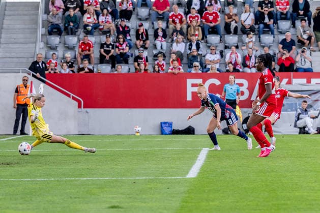 Lisa Schmitz (Torfrau, 1. FC Koeln, 01) und Laura Vogt (1. FC Koeln, 08) koennen das Tor von Sarah Zadrazil (FC Bayern Muenchen Frauen, 25) zum 5:2 nicht verhindern, mit dabei Edna Imade (FC Bayern Muenchen Frauen, 29) GER, FC Bayern Muenchen Frauen vs. 1. FC Koeln, Fussball, Google Pixel Frauen-Bundesliga, 5. Spieltag, Saison 2026 2027, 19.09.2026 (DFL DFB REGULATIONS PROHIBIT ANY USE OF PHOTOGRAPHS as IMAGE SEQUENCES and or QUASI-VIDEO). Foto: HMB Media Heike Feiner Copyright: HMBxMedia HeikexFeiner