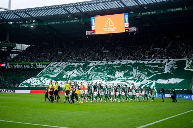 19.09.2026, GER, Fussball, Herren, 1. Bundesliga, Saison 2026 2027, 4. Spieltag, SV Werder Bremen vs. FC Augsburg Choreographie mit Banner Ultras sterben nie, davor Marco Friedl ( Werder Bremen, 32 ), Karl Hein ( Werder Bremen, 01 ) und Team beim Einlaufen, DFB DFL regulations prohibit any use of photographs as image sequences and or quasi-video Bremen Weserstadion Bremen Deutschland Copyright: xNordphoto Memmlerx