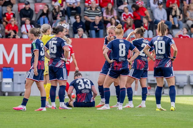 Lisa Schmitz (Torfrau, 1. FC Koeln, 01) und ihre Mitspielerinnen kuemmern sich um Marina Hegering (1. FC Koeln, 33), die verletzt auf dem Rasen sitzt GER, FC Bayern Muenchen Frauen vs. 1. FC Koeln, Fussball, Google Pixel Frauen-Bundesliga, 5. Spieltag, Saison 2026 2027, 19.09.2026 (DFL DFB REGULATIONS PROHIBIT ANY USE OF PHOTOGRAPHS as IMAGE SEQUENCES and or QUASI-VIDEO). Foto: HMB Media Heike Feiner Copyright: HMBxMedia HeikexFeiner