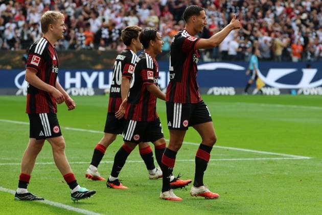 Torjubel zum 1:0 durch Torschützen Younes Ebnoutalib (Eintracht Frankfurt , Nr. 11) nach Vorlage von Ritus Doan (Eintracht Frankfurt , Nr. 20), es jubeln mit Can Uzun (Eintracht Frankfurt , Nr. 42) und Jonathan Burkhardt, Jonathan Michael ãJonnyÒ Burkardt, Jonny Burkardt (Eintracht Frankfurt , Nr. 9), Eintracht Frankfurt - SC Freiburg, Bundesliga, BL, Saison 2026 2027, 4. Spiel, 19.09.2026, Frankfurt Deutsche Bank Park Deutschland