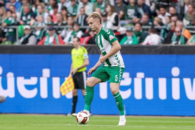 Amos Pieper (SV Werder Bremen, 5) am Ball, Einzelbild, Ganzkörper, Aktion, Action, Spielszene, DIE DFL-RICHTLINIEN UNTERSAGEN JEGLICHE NUTZUNG VON FOTOS ALS SEQUENZBILDER UND ODER VIDEOÄHNLICHE FOTOSTRECKEN. DFL REGULATIONS PROHIBIT ANY USE OF PHOTOGRAPHS AS IMAGE SEQUENCES AND OR QUASI-VIDEO., 19.09.2026, Bremen (Deutschland), Fussball, Bundesliga, SV Werder Bremen - FC Augsburg