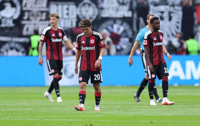 19.09.2026, Fussball Bundesliga, Eintracht Frankfurt - SC Freiburg, v.l., Robin Koch (Eintracht Frankfurt), Ritsu Doan (Eintracht Frankfurt), Noel Aseko (Eintracht Frankfurt) enttaeuscht, enttaeuscht schauend, dissapointed, traurig, frustiert, frust, gefrustet, frustrated DFL DFB REGULATIONS PROHIBIT ANY USE OF PHOTOGRAPHS AS IMAGE SEQUENCES AND OR QUASI-VIDEO. xdcx Copyright: HMBxMedia Claus