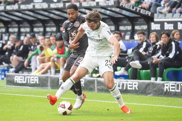 Zweikampf zwischen Phillipp Mwene (1. FSV Mainz 05, 02) und Joe Scally (Borussia Moenchengladbach, 29). Borussia Moenchengladbach vs. 1. FSV Mainz 05, Fussball, 1. Bundesliga, 04. Spieltag, Saison 2026 2027, 19.09.2026 DFL DFB Regulations prohibit any use of Photographs as image sequences and or Quasivideo Borussia Moenchengladbach vs. 1. FSV Mainz 05, Fussball, 1. Bundesliga, 04. Spieltag, Saison 2026 2027, 19.09.2026 Moenchengladbach Copyright: xEibner-Pressefoto ThomasxHaeslerx EP_THR