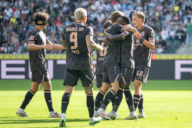 Die Mainzer Spieler bejubeln das Tor zum 2:1 durch Sheraldo Becker (1. FSV Mainz 05, 23). Borussia Moenchengladbach vs. 1. FSV Mainz 05, Fussball, 1. Bundesliga, 04. Spieltag, Saison 2026 2027, 19.09.2026 DFL DFB Regulations prohibit any use of Photographs as image sequences and or Quasivideo Borussia Moenchengladbach vs. 1. FSV Mainz 05, Fussball, 1. Bundesliga, 04. Spieltag, Saison 2026 2027, 19.09.2026 Moenchengladbach Copyright: xEibner-Pressefoto ThomasxHaeslerx EP_THR