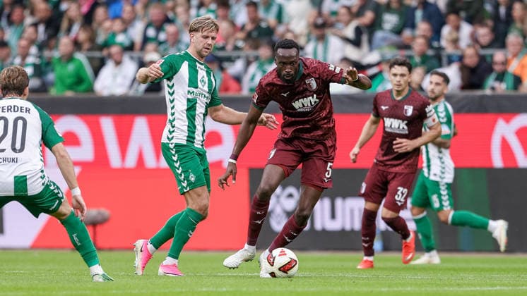 v.li.: Niclas Füllkrug (SV Werder Bremen, 10) und Chrislain Matsima (FC Augsburg, 5) im Zweikampf, Duell, Dynamik, Aktion, Action, Spielszene, DIE DFL-RICHTLINIEN UNTERSAGEN JEGLICHE NUTZUNG VON FOTOS ALS SEQUENZBILDER UND ODER VIDEOÄHNLICHE FOTOSTRECKEN. DFL REGULATIONS PROHIBIT ANY USE OF PHOTOGRAPHS AS IMAGE SEQUENCES AND OR QUASI-VIDEO., 19.09.2026, Bremen (Deutschland), Fussball, Bundesliga, SV Werder Bremen - FC Augsburg