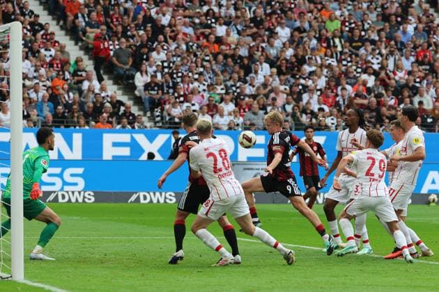 Tor zum 2:1 durch Jonathan Burkhardt, Jonathan Michael ãJonnyÒ Burkardt, Jonny Burkardt (Eintracht Frankfurt , Nr. 9) aus dem Gewusel vor dem Tor von Torwart Mio Backhaus (SC Freiburg, 1), Eintracht Frankfurt - SC Freiburg, Bundesliga, BL, Saison 2026 2027, 4. Spiel, 19.09.2026, Frankfurt Deutsche Bank Park Deutschland