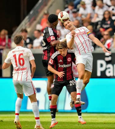 Raphael Onyedika (Eintracht Frankfurt, 25) und Maximilian Eggestein (SC Freiburg, 8) springen zum Kopfball ueber Ritsu Doan (Eintracht Frankfurt, 20). GER, Eintracht Frankfurt vs SC Freiburg, 1. Bundesliga, 4. Spieltag, Saison 2026-27, Deutsche Bank Park, Frankfurt, 19.09.2026 DFL REGULATIONS PROHIBIT ANY USE OF PHOTOGRAPHS AS IMAGE SEQUENCES AND OR QUASI-VIDEO Eintracht Frankfurt vs SC Freiburg, 1. Bundesliga, 4. Spieltag, Saison 2026-27, 19.09.2026 Frankfurt am Main Copyright: xEibner-Pressefoto ScottxColemanx EP_SCN