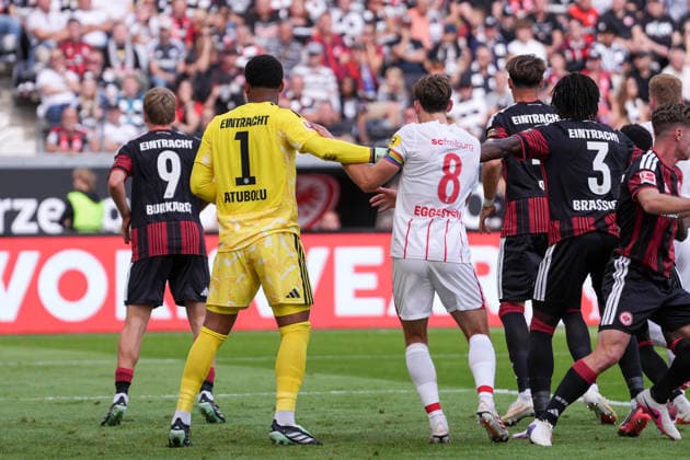 Noah Atubolu (Eintracht Frankfurt, 01) im Zweikampf mit Maximilian Eggestein (SC Freiburg, 08) , Deutschland, Fussball, 1. Bundesliga, 4.Spieltag, 2026 2027, Eintracht Frankfurt vs. SC Freiburg, 19.09.2026, Deutsche Bank Park, Frankfurt Frankfurt Deutsche Bank Park Hessen Deutschland Copyright: xArnexAmbergx