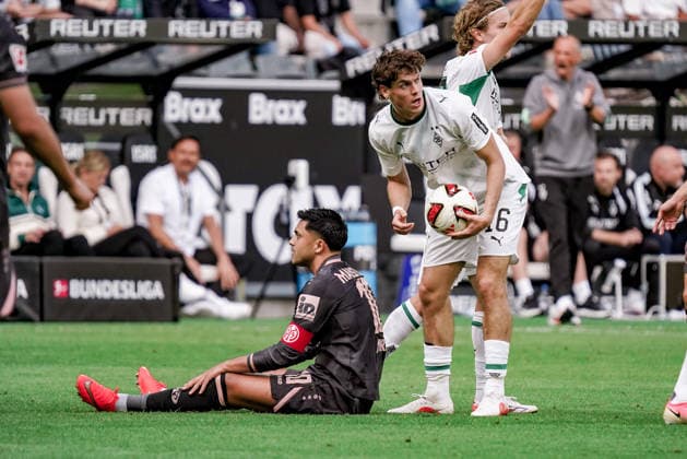 Deutschland: Fussball Saison 2026 2027 , 1. Bundesliga , 4. Spieltag , Borussia Mönchengladbach vs. 1. FSV Mainz 05 - ista-Borussia-Park (Mönchengladbach) : Nadiem Amiri (1. FSV Mainz 05, 10) verletzt am Boden, Verletzung, Philipp Sander (Borussia Mönchengladbach, 16) Mimik, Gesichtsausdruck, Emotion, mit Ball Mönchengladbach ista-Borussia-Park Deutschland Germany Copyright: xBennetxLongx