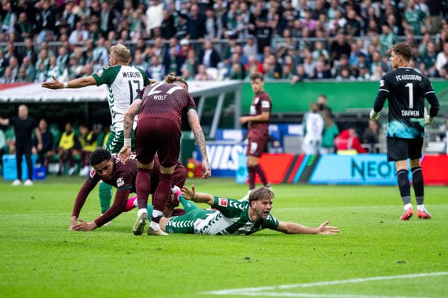19.09.2026, GER, Fussball, Herren, 1. Bundesliga, Saison 2026 2027, 4. Spieltag, SV Werder Bremen vs. FC Augsburg Niclas Füllkrug ( Werder Bremen, 10 ) liegt auf dem Rasen und reklamiert Foulspiel fordert Elfmeter, daneben Noahkai Banks ( FC Augsburg, 40 ), Marius Wolf ( FC Augsburg, 27 ) DFB DFL regulations prohibit any use of photographs as image sequences and or quasi-video Bremen Weserstadion Bremen Deutschland Copyright: xNordphoto Memmlerx