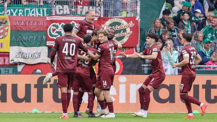 Spieler von FC Augsburg mit Torjubel, Jubel, jubeln, jubelt, optimistisch, Spielszene, Highlight, Freude über das Tor zum 0:2, DIE DFL-RICHTLINIEN UNTERSAGEN JEGLICHE NUTZUNG VON FOTOS ALS SEQUENZBILDER UND ODER VIDEOÄHNLICHE FOTOSTRECKEN. DFL REGULATIONS PROHIBIT ANY USE OF PHOTOGRAPHS AS IMAGE SEQUENCES AND OR QUASI-VIDEO., 19.09.2026, Bremen (Deutschland), Fussball, Bundesliga, SV Werder Bremen - FC Augsburg