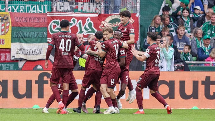Spieler von FC Augsburg mit Torjubel, Jubel, jubeln, jubelt, optimistisch, Spielszene, Highlight, Freude über das Tor zum 0:2, DIE DFL-RICHTLINIEN UNTERSAGEN JEGLICHE NUTZUNG VON FOTOS ALS SEQUENZBILDER UND ODER VIDEOÄHNLICHE FOTOSTRECKEN. DFL REGULATIONS PROHIBIT ANY USE OF PHOTOGRAPHS AS IMAGE SEQUENCES AND OR QUASI-VIDEO., 19.09.2026, Bremen (Deutschland), Fussball, Bundesliga, SV Werder Bremen - FC Augsburg