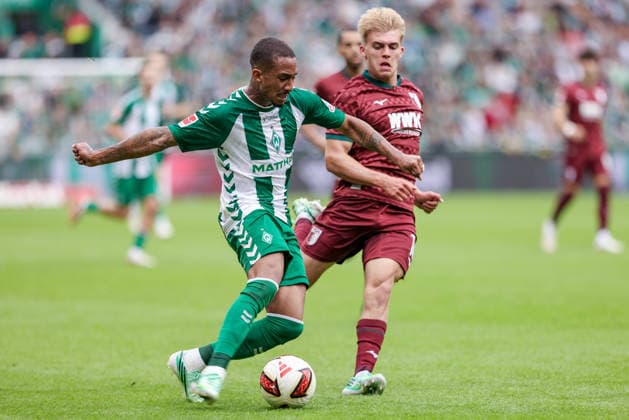 v.li.: Arthur (SV Werder Bremen, 13) und Hennes Behrens (FC Augsburg, 16) im Zweikampf, Duell, Dynamik, Aktion, Action, Spielszene, DIE DFL-RICHTLINIEN UNTERSAGEN JEGLICHE NUTZUNG VON FOTOS ALS SEQUENZBILDER UND ODER VIDEOÄHNLICHE FOTOSTRECKEN. DFL REGULATIONS PROHIBIT ANY USE OF PHOTOGRAPHS AS IMAGE SEQUENCES AND OR QUASI-VIDEO., 19.09.2026, Bremen (Deutschland), Fussball, Bundesliga, SV Werder Bremen - FC Augsburg