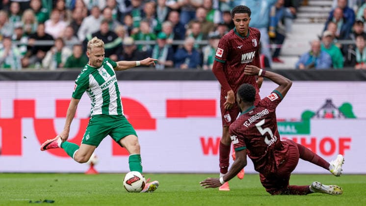 v.li.: Torschütze Marco Grüll (SV Werder Bremen, 17) erzielt das Tor zum 1:2, Treffer, Highlight, Torerfolg, Chrislain Matsima (FC Augsburg, 5), DIE DFL-RICHTLINIEN UNTERSAGEN JEGLICHE NUTZUNG VON FOTOS ALS SEQUENZBILDER UND ODER VIDEOÄHNLICHE FOTOSTRECKEN. DFL REGULATIONS PROHIBIT ANY USE OF PHOTOGRAPHS AS IMAGE SEQUENCES AND OR QUASI-VIDEO., 19.09.2026, Bremen (Deutschland), Fussball, Bundesliga, SV Werder Bremen - FC Augsburg
