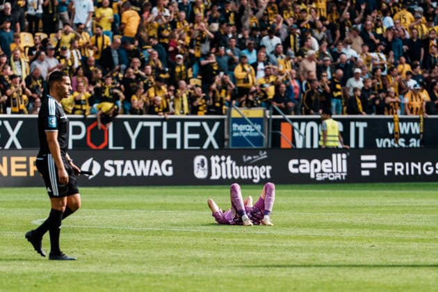 Deutschland: Fussball 3. Liga 2026 - 2027, 7. Spieltag - Alemannia Aachen vs Fortuna Düsseldorf - Tivoli (Aachen): Niederlage, traurig, Fans, betroffen, Enttäuschung, hängender Kopf, Emotionen, Louis Lord (Fortuna Düsseldorf, 22) nach Abpfiff, am Boden Copyright: xThiemoxRudolphx