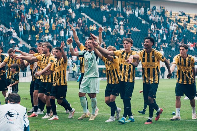 Deutschland: Fussball 3. Liga 2026 - 2027, 7. Spieltag - Alemannia Aachen vs Fortuna Düsseldorf - Tivoli (Aachen): Team bei den Fans auf der Werner Fuchs Tribüne, Sieg, Jubeln, Feiern, Fans, Gewinn, Emotionen, Manuel Riemann (Alemannia Aachen, 1), Mehdi Loune (Alemannia Aachen, 10), Jonas Oehmichen (Alemannia Aachen, 44), Mika Schroers (Alemannia Aachen, 27) Copyright: xThiemoxRudolphx