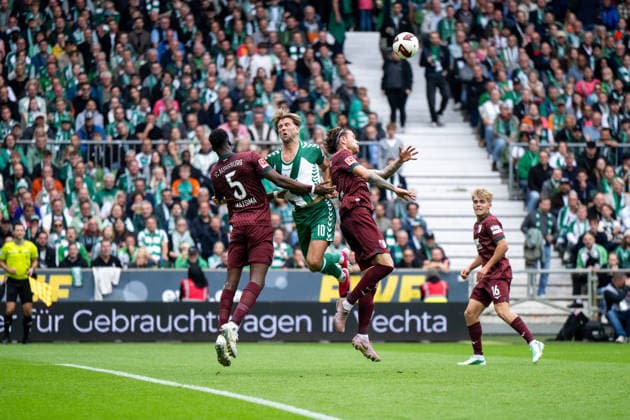 19.09.2026, GER, Fussball, Herren, 1. Bundesliga, Saison 2026 2027, 4. Spieltag, SV Werder Bremen vs. FC Augsburg Niclas Füllkrug ( Werder Bremen, 10 ) beim Kopfball im Zweikampf mit Chrislain Matsima ( FC Augsburg, 05 ), Calvin Brackelmann ( FC Augsburg, 02 ) DFB DFL regulations prohibit any use of photographs as image sequences and or quasi-video Bremen Weserstadion Bremen Deutschland Copyright: xNordphoto Memmlerx