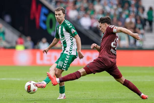 v.li.: Youri Regeer (SV Werder Bremen, 44) und Fabian Rieder (FC Augsburg, 32) im Zweikampf, Duell, Dynamik, Aktion, Action, Spielszene, DIE DFL-RICHTLINIEN UNTERSAGEN JEGLICHE NUTZUNG VON FOTOS ALS SEQUENZBILDER UND ODER VIDEOÄHNLICHE FOTOSTRECKEN. DFL REGULATIONS PROHIBIT ANY USE OF PHOTOGRAPHS AS IMAGE SEQUENCES AND OR QUASI-VIDEO., 19.09.2026, Bremen (Deutschland), Fussball, Bundesliga, SV Werder Bremen - FC Augsburg