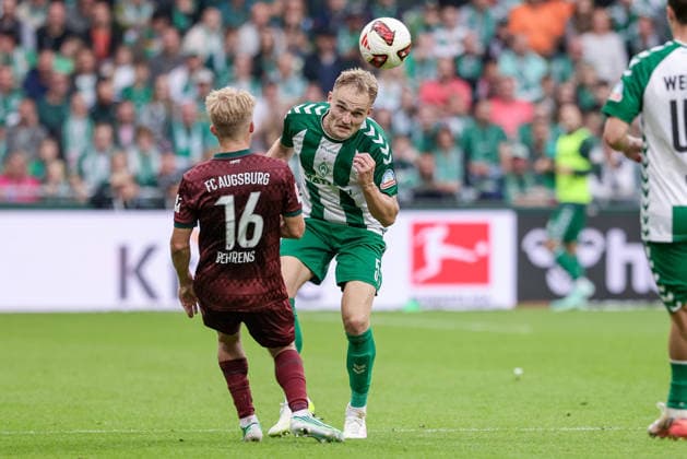 v.li.: Hennes Behrens (FC Augsburg, 16) und Amos Pieper (SV Werder Bremen, 5) im Zweikampf, Duell, Dynamik, Aktion, Action, Spielszene, beim Kopfball, Aktion, Action, Spielszene, DIE DFL-RICHTLINIEN UNTERSAGEN JEGLICHE NUTZUNG VON FOTOS ALS SEQUENZBILDER UND ODER VIDEOÄHNLICHE FOTOSTRECKEN. DFL REGULATIONS PROHIBIT ANY USE OF PHOTOGRAPHS AS IMAGE SEQUENCES AND OR QUASI-VIDEO., 19.09.2026, Bremen (Deutschland), Fussball, Bundesliga, SV Werder Bremen - FC Augsburg